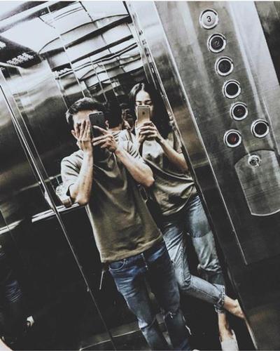 Hình hình ảnh đôi bạn trẻ yêu thương nhau bao phủ mặt mũi nhập thang máy