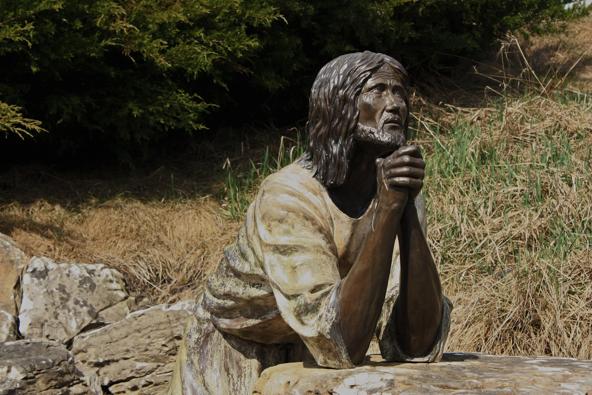 Hình ảnh Chúa Giêsu đang cầu nguyện trên một tảng đá