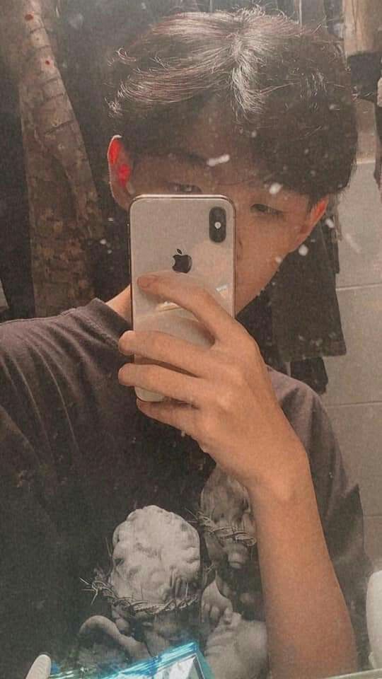 Hình con trai selfie che mặt bằng điện thoại