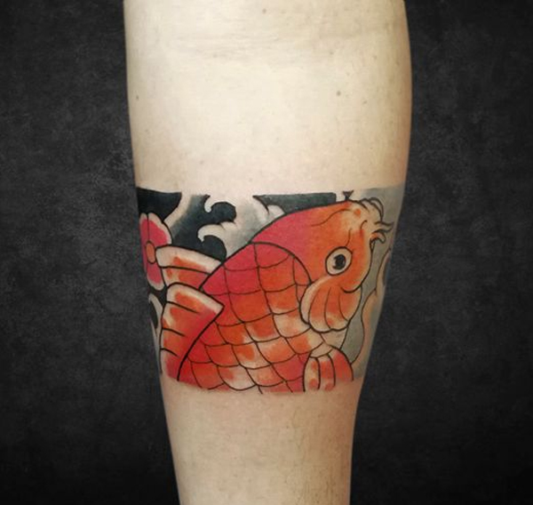 Hình xăm cá chép đỏ ở cổ chân