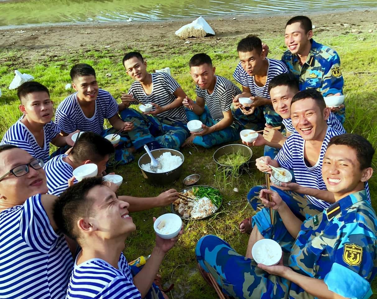 Ảnh các chú bộ đội hải quân trong bữa ăn quây quần