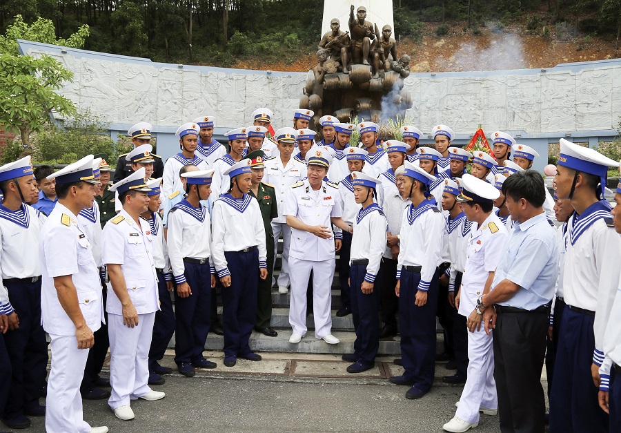 Hình ảnh chú bộ đội hải quân