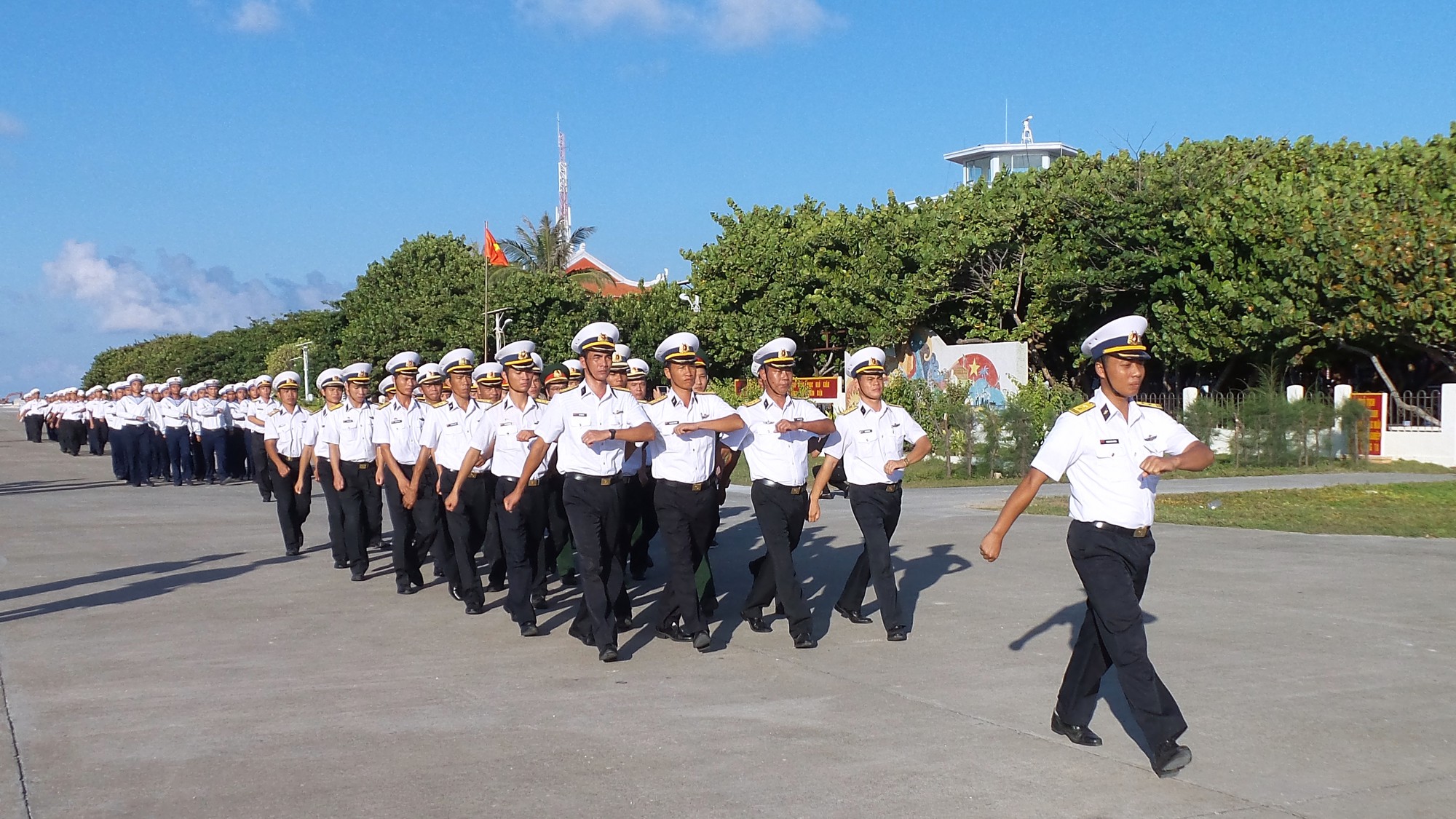 Hình các chú bộ đội hải quân duyệt binh