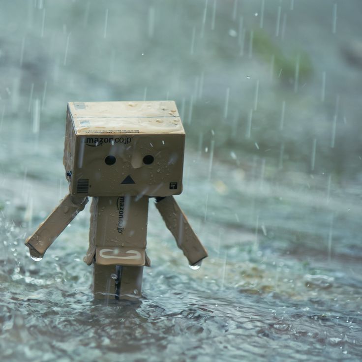 Ảnh người gỗ buồn dưới mưa