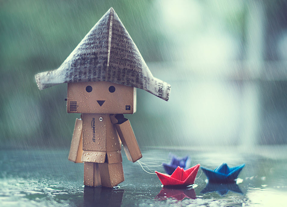 Những hình ảnh người gỗ Danbo dễ thương buồn dưới mưa