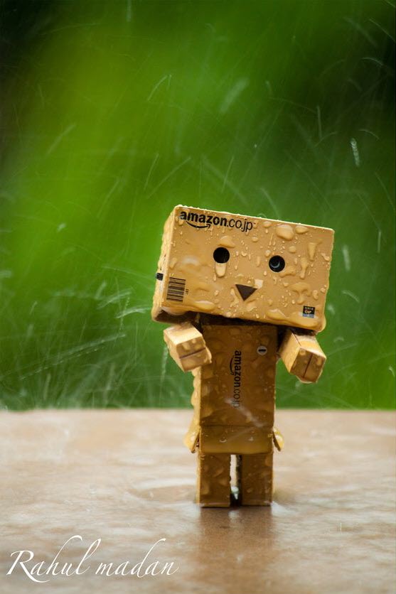 Hình ảnh người gỗ buồn dưới mưa