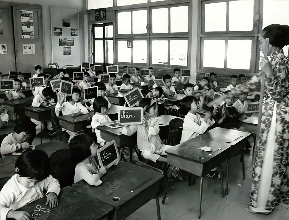Một bức tranh đen trắng của một lớp học cũ đẹp