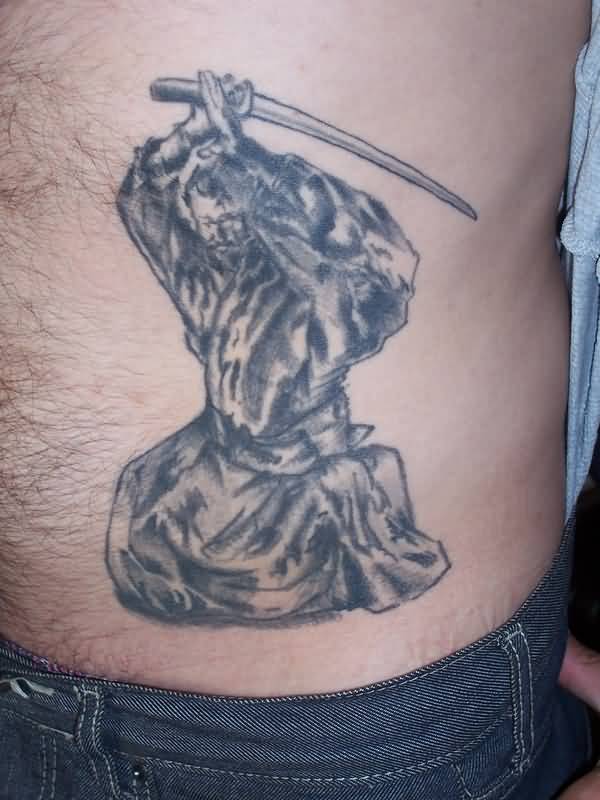 Hình xăm samurai trên thắt lưng
