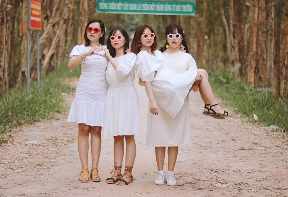 Hình ảnh mẫu chụp nhóm 4 người cho nữ