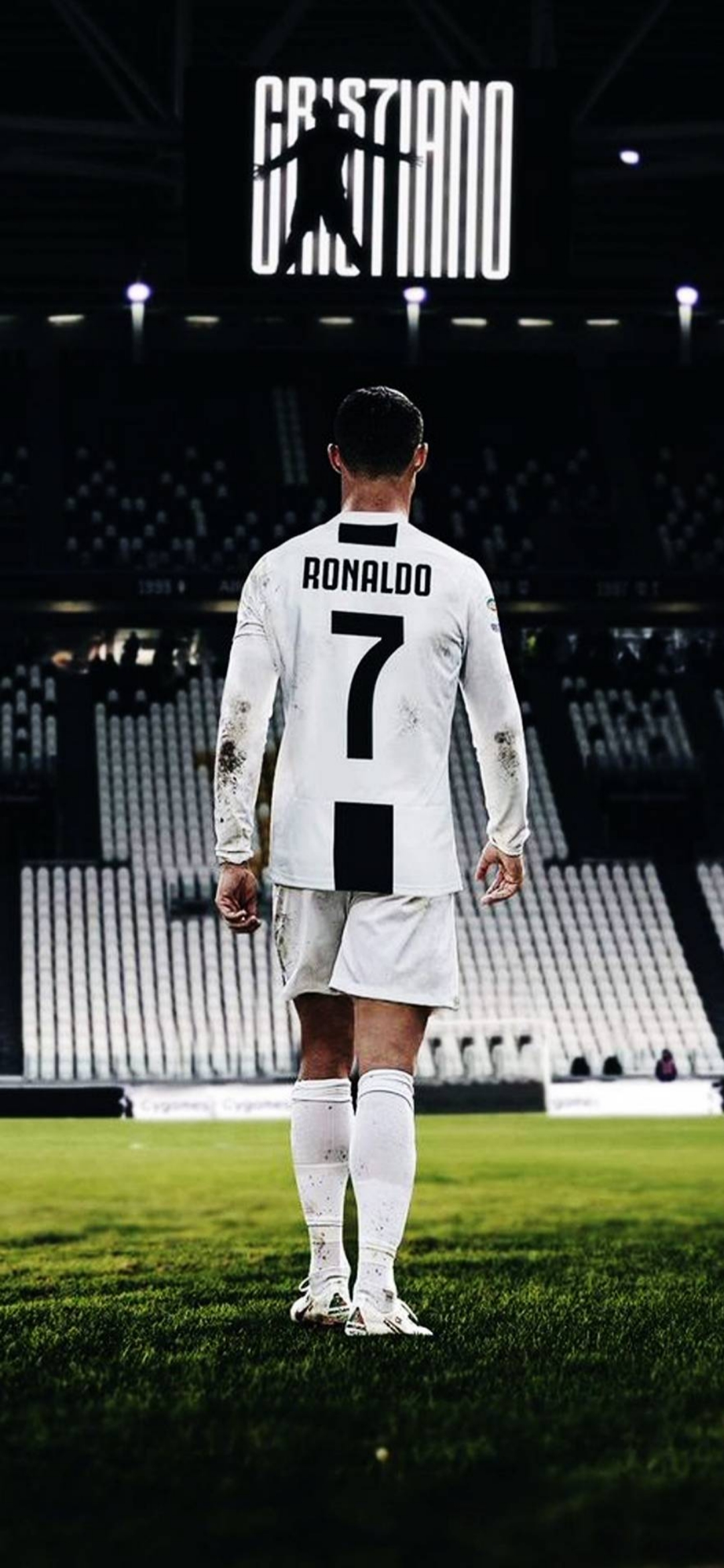 Hình nền Juventus của Ronaldo sẽ đem lại cho bạn những trải nghiệm tuyệt vời nhất về ngôi sao này, anh ta đã vẽ một hình ảnh đẹp của mình trong lòng các fans của đội bóng này. Hãy là một trong số những người được chiêm ngưỡng những bức ảnh tuyệt đẹp của anh ta.