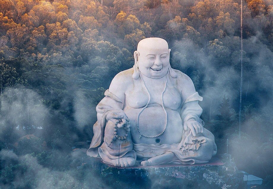 Ảnh tượng Phật Di Lặc trên núi