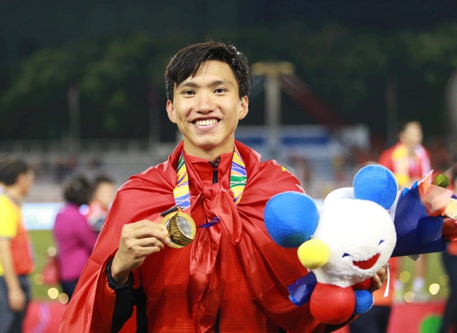Hình ảnh cầu thủ Văn Hậu giành huy chương vàng