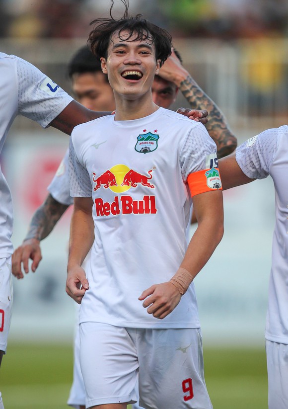Hình ảnh cầu thủ Văn Toàn đeo băng đội trưởng