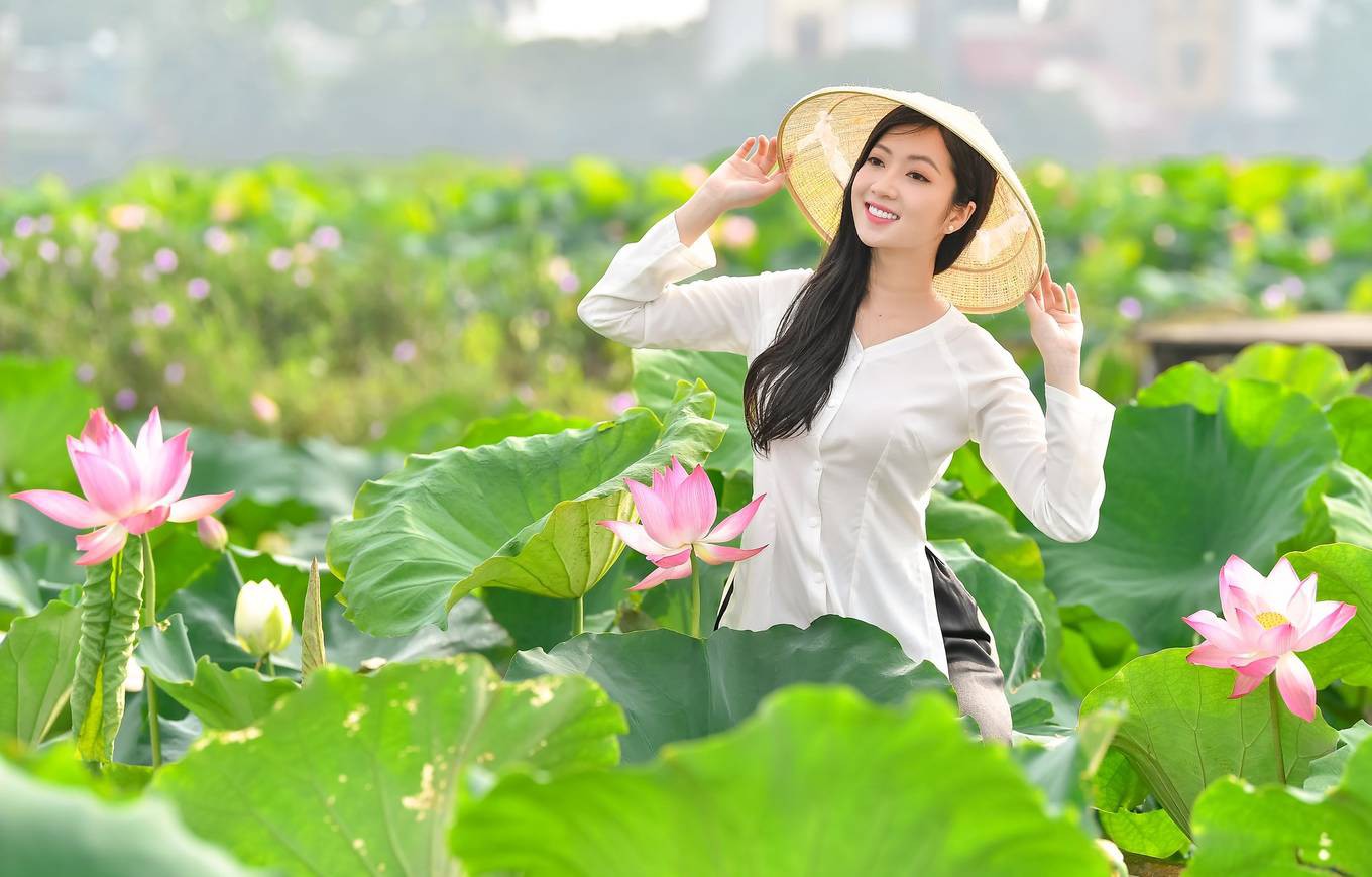 Hình ảnh nón lá Việt Nam trong đầm sen