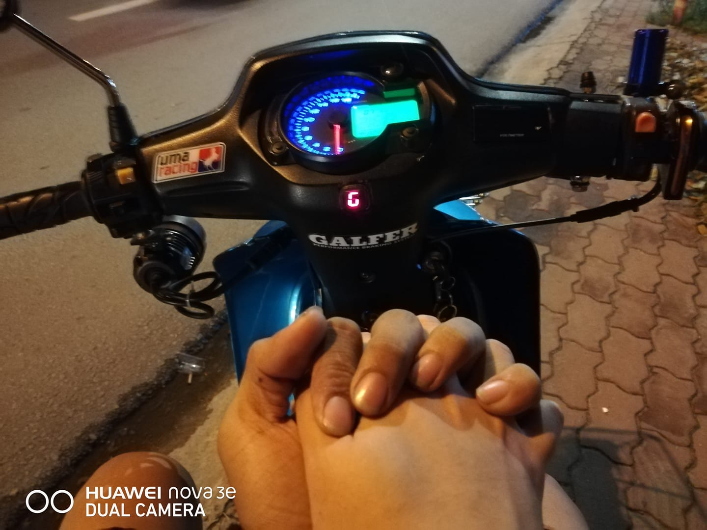 Hình ảnh nắm tay bạn gái đi xe máy