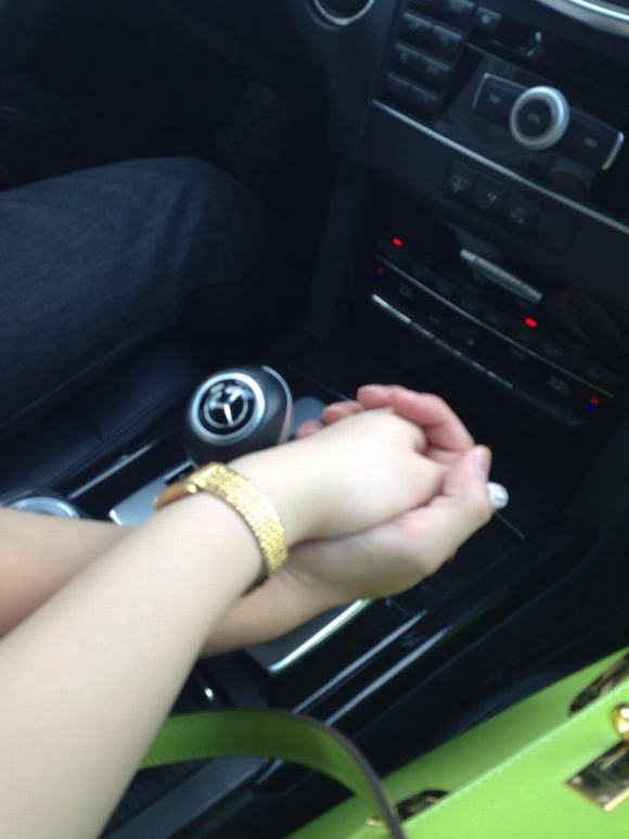 Hình ảnh cặp đôi nắm tay nhau trên xe đẹp