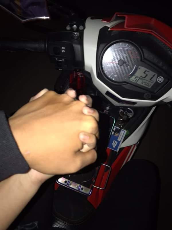 Ảnh đẹp nắm tay người yêu đi xe máy