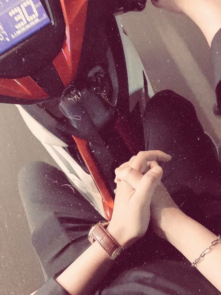 Hình ảnh nắm tay người yêu khi đi xe máy
