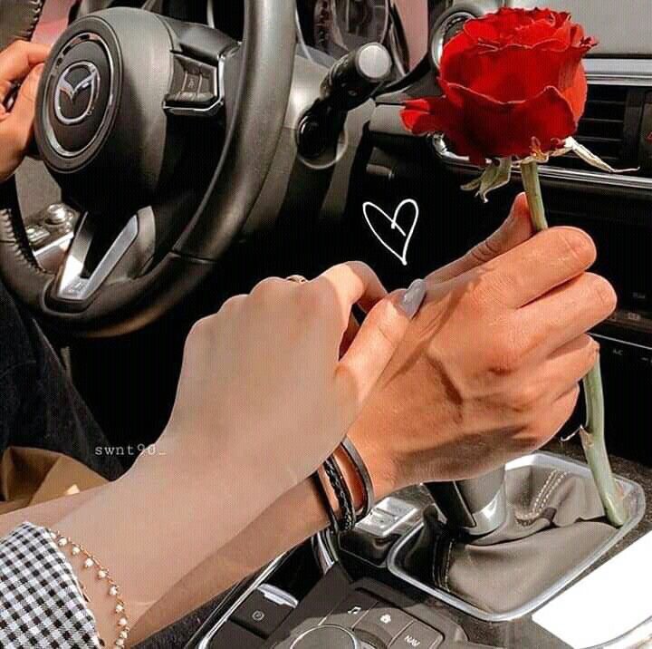 Hình ảnh nắm tay người yêu trên ô tô lãng mạn
