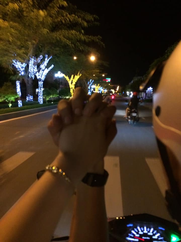 Hình ảnh nắm tay người yêu trên xe máy lãng mạn