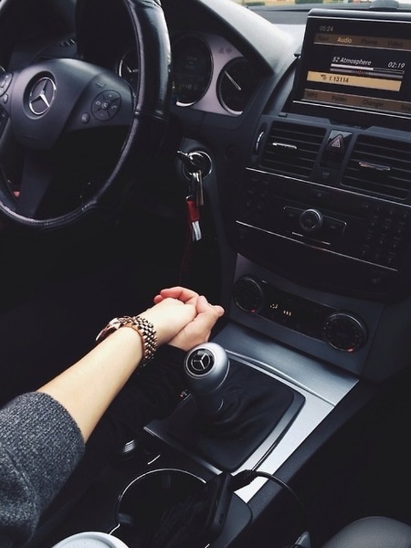 Hình ảnh nắm tay người yêu trên ô tô đẹp nhất