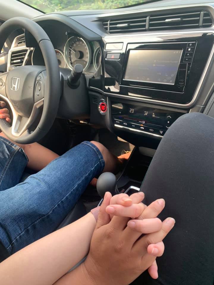 Hình ảnh nắm tay trên ô tô lãng mạn