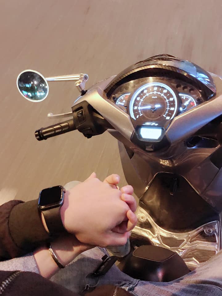 Hình ảnh đi xe máy nắm tay nhau