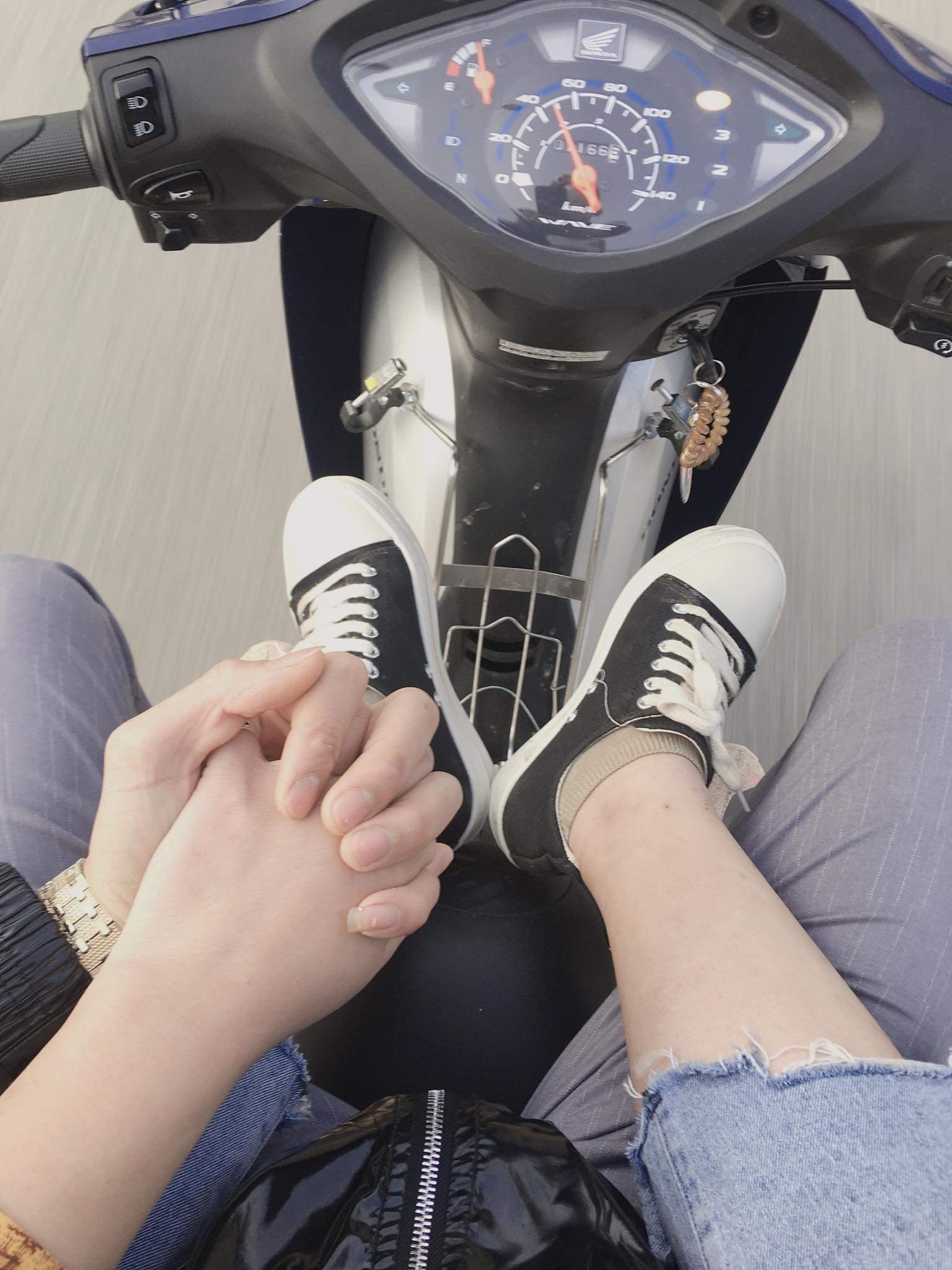 Những hình ảnh nắm tay trên xe máy đem lại cảm giác tự do và hạnh phúc trong cuộc sống. Nó cũng có thể là một nét đẹp trong tình yêu, một dấu hiệu thể hiện tình cảm chân thành giữa hai người.