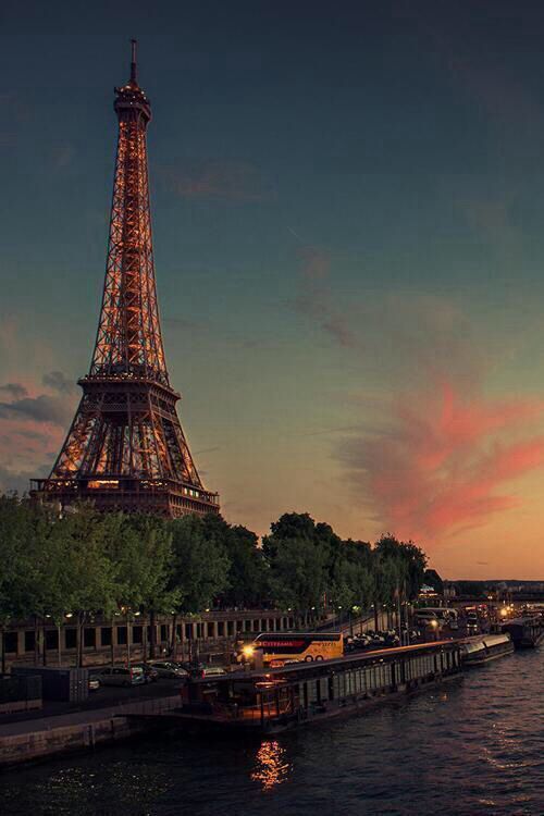 Background Eiffel trời tối đẹp