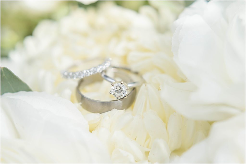 Background nhẫn cưới kim cương