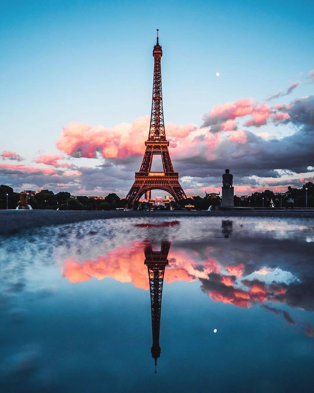 Background phản chiếu tháp Eiffel