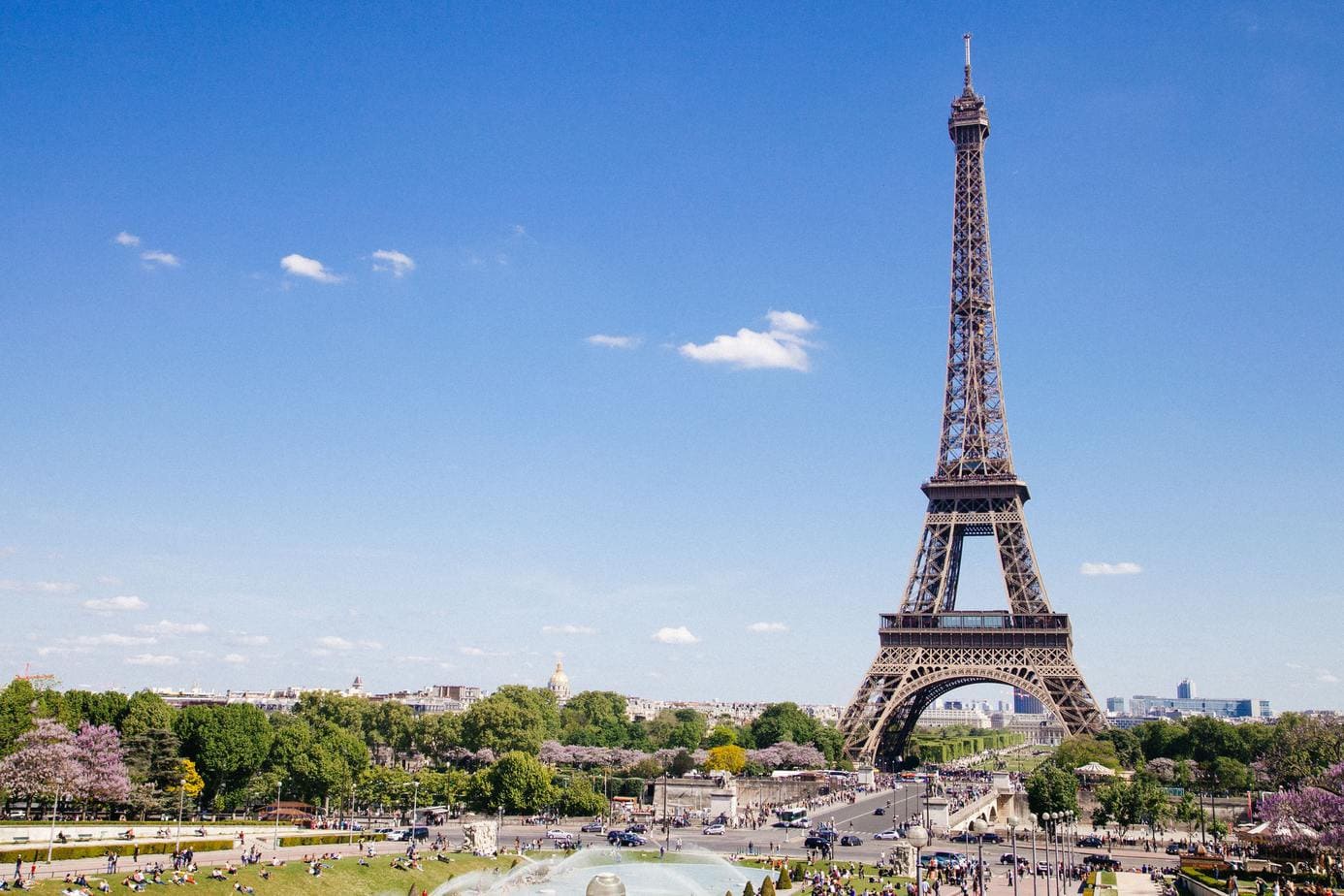 Background tháp Eiffel bầu trời xanh