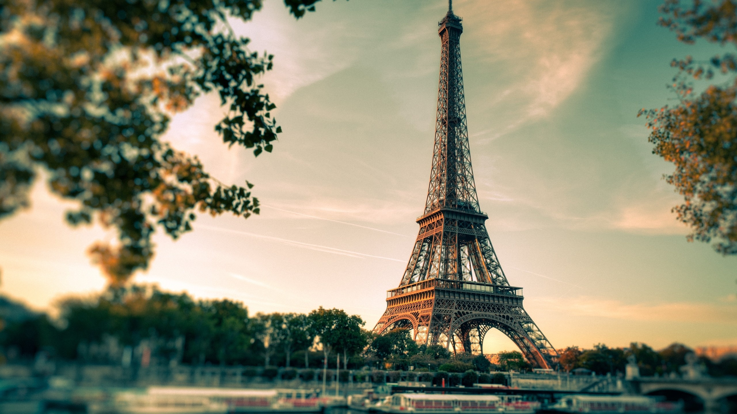 Background tháp Eiffel chiều tà