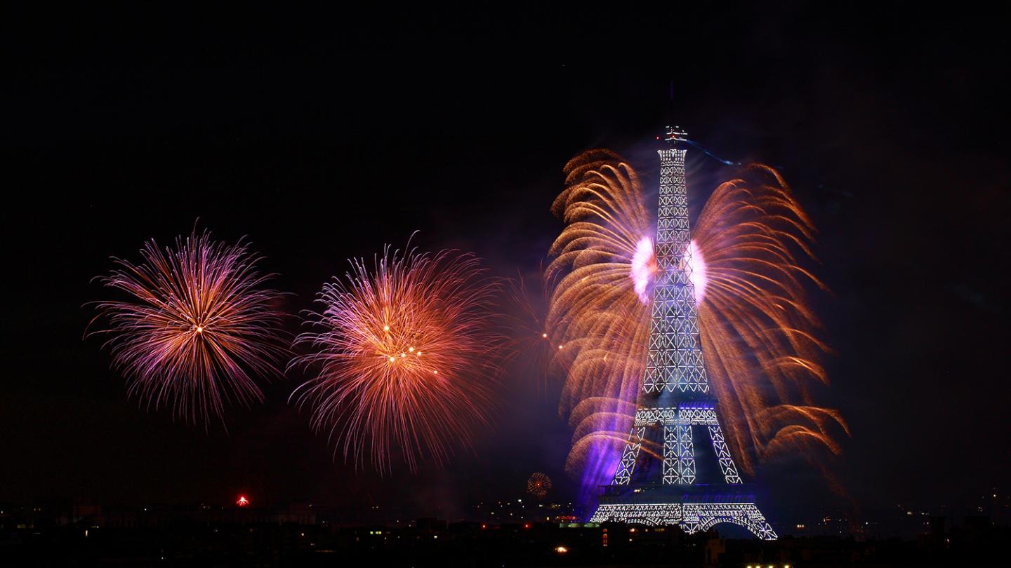 Background tháp Eiffel đêm giao thừa