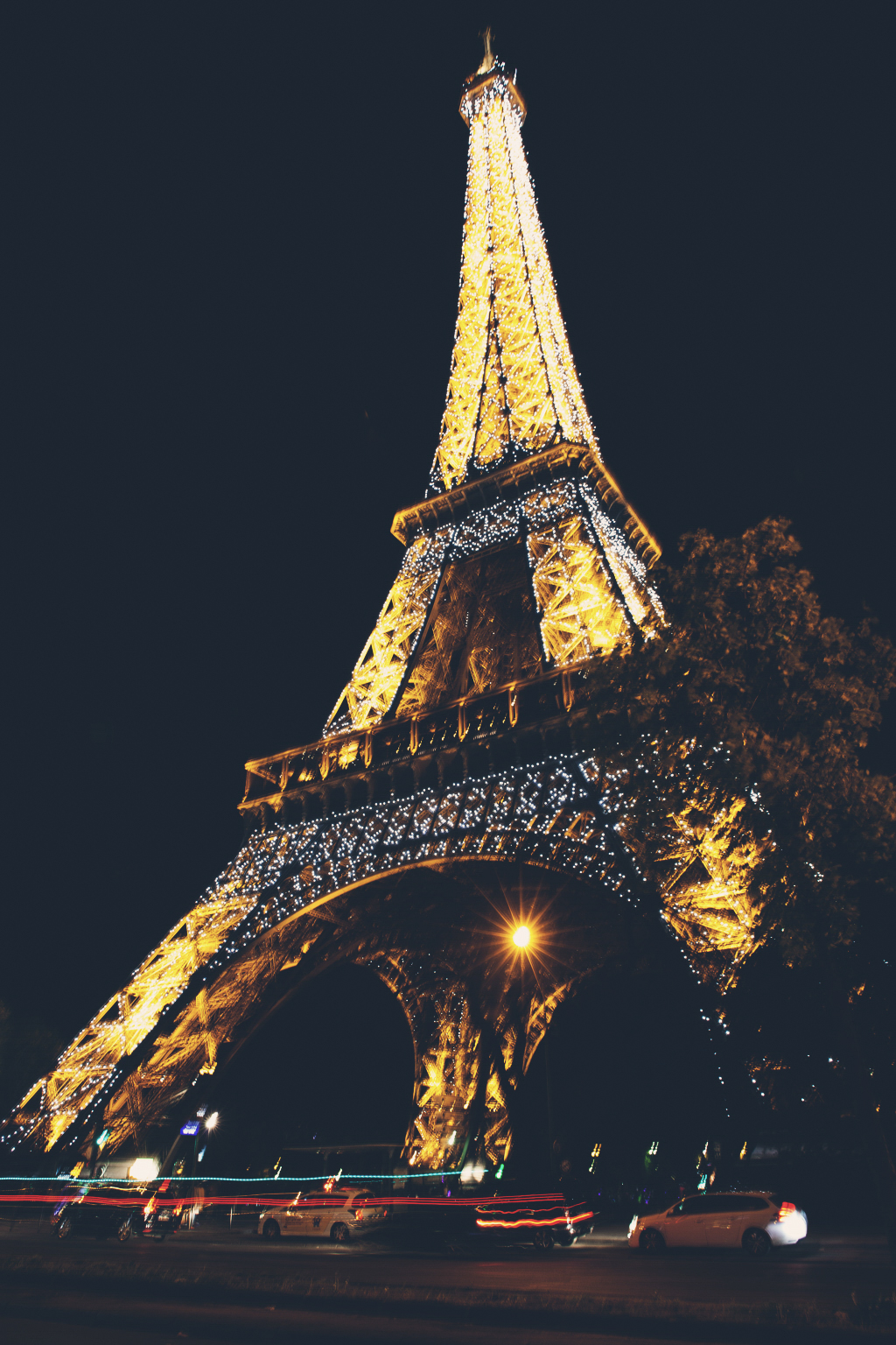 Background tháp Eiffel sáng đèn