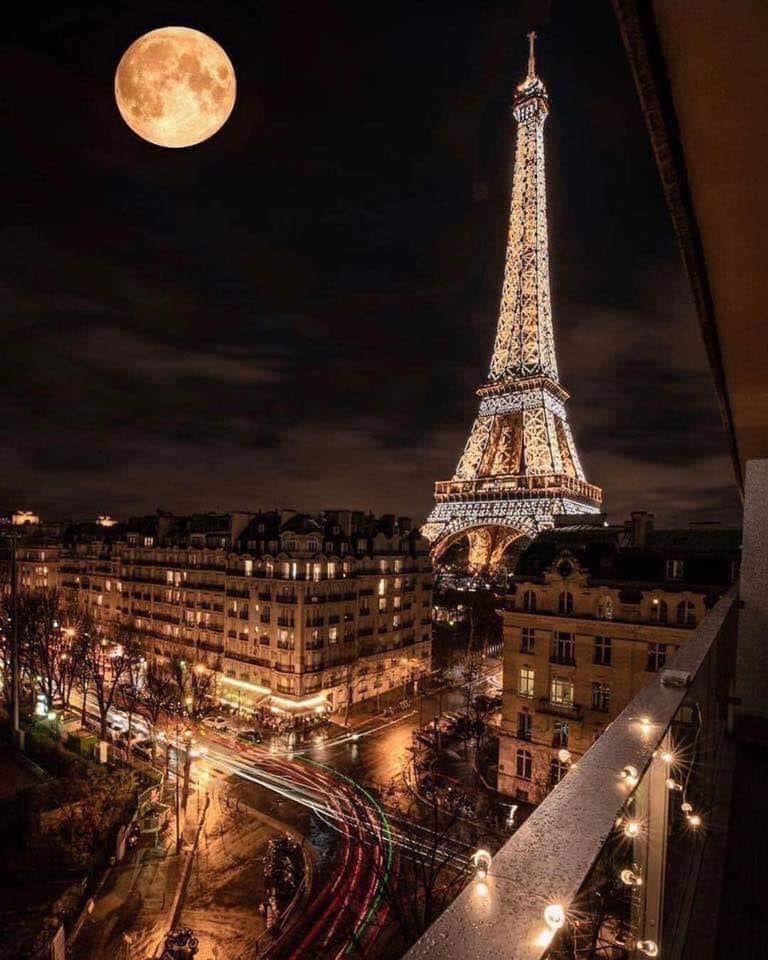 Background tháp Eiffel trăng tròn đẹp