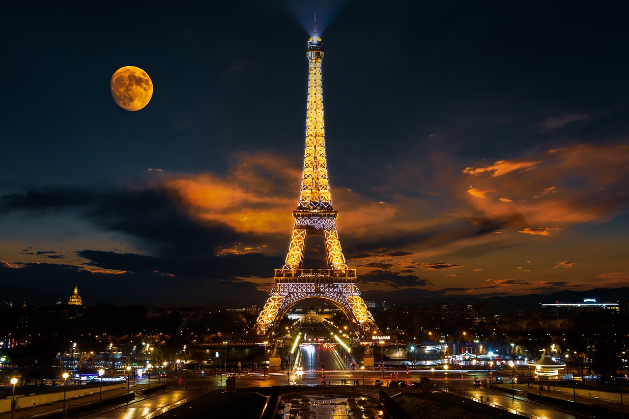 Background tháp Eiffel và trăng máu