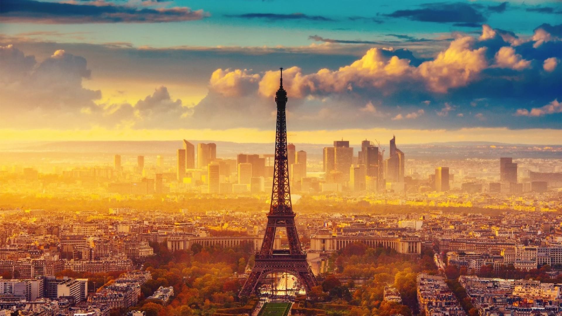 Background tháp Eiffel xuyên mây