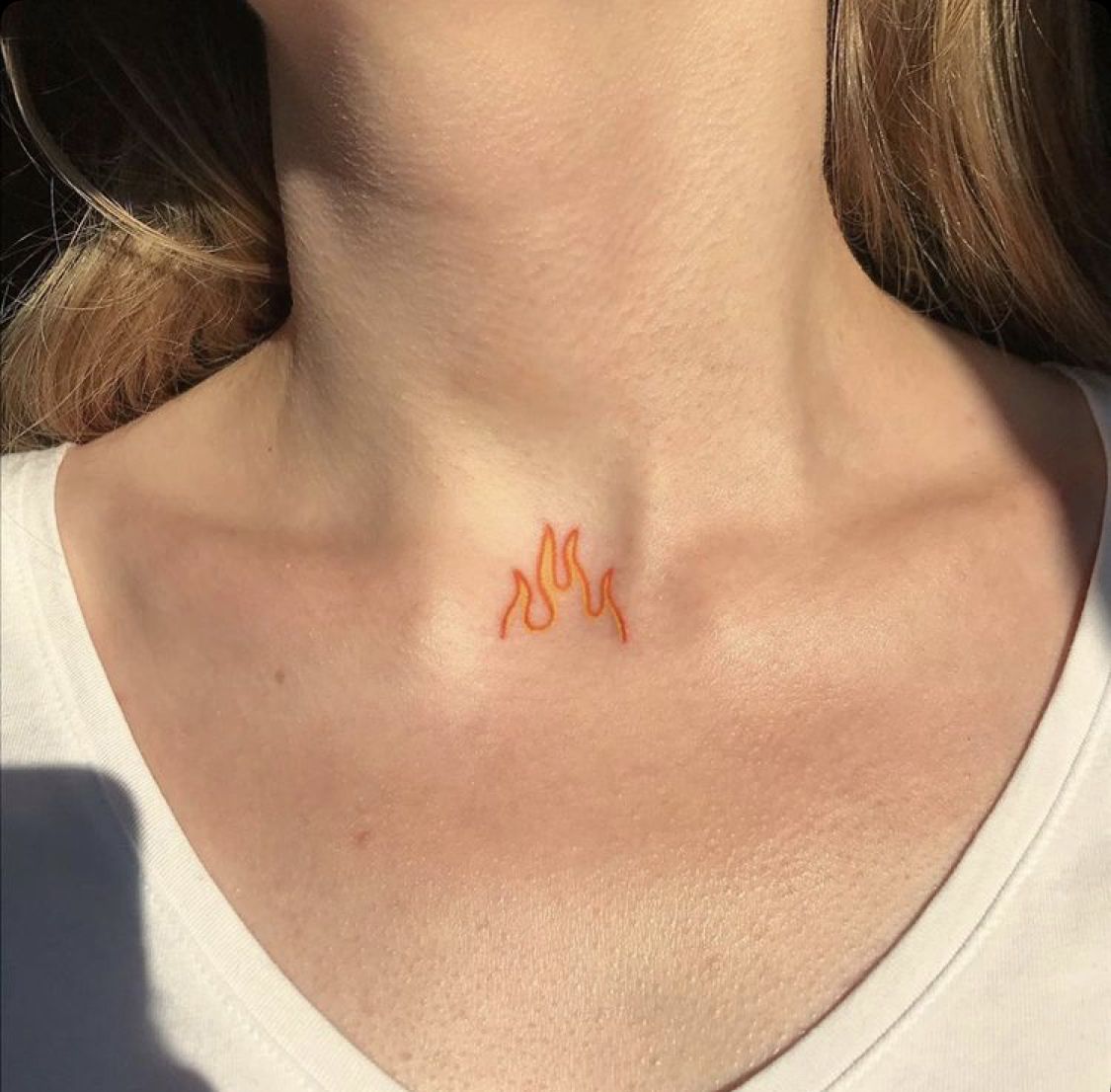Hình xăm ngọn lửa trên cổ
