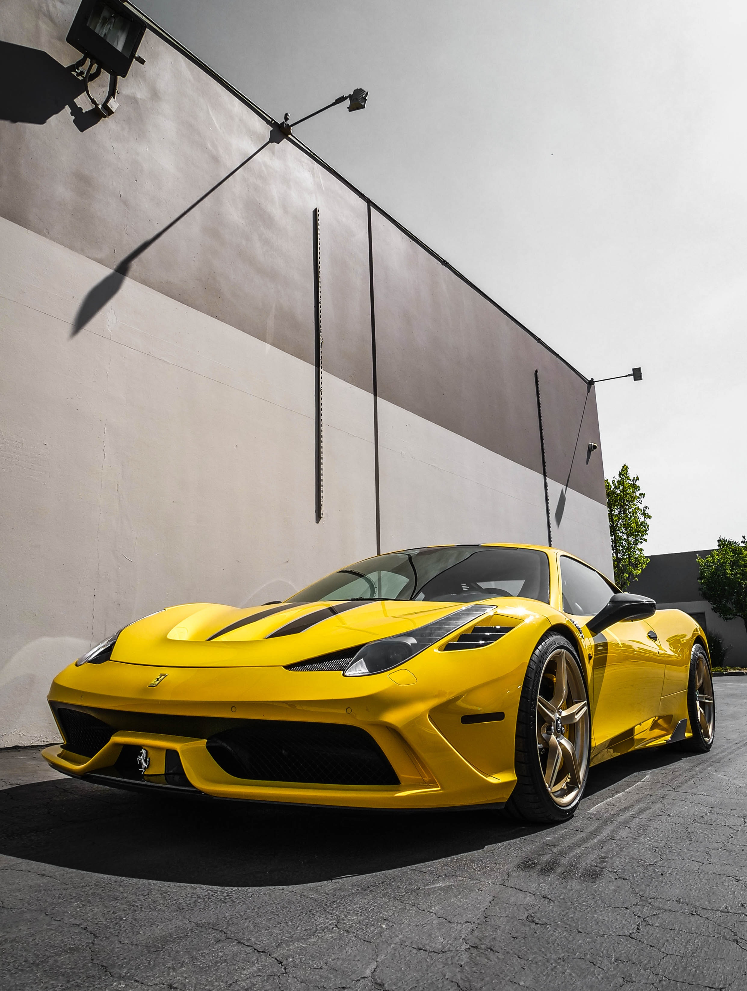 Ferrari màu vàng tuyệt đẹp