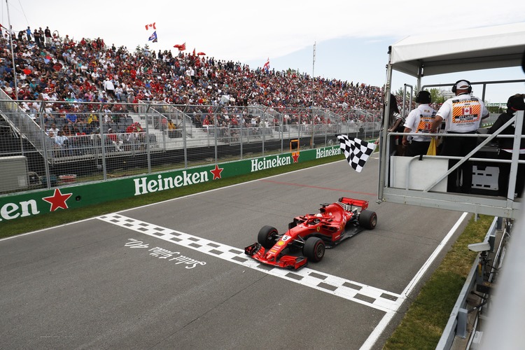 Hình nền siêu xe Ferrari trên trường đua F1