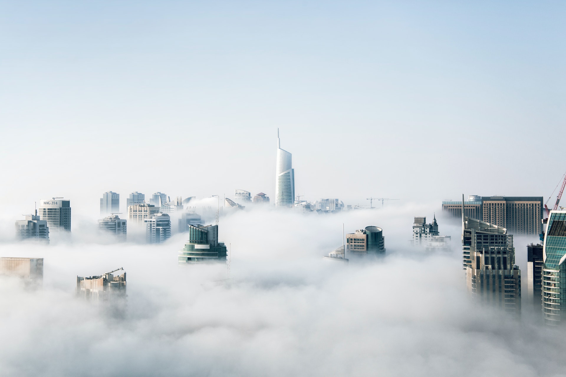 Hình nền thành phố mờ sương