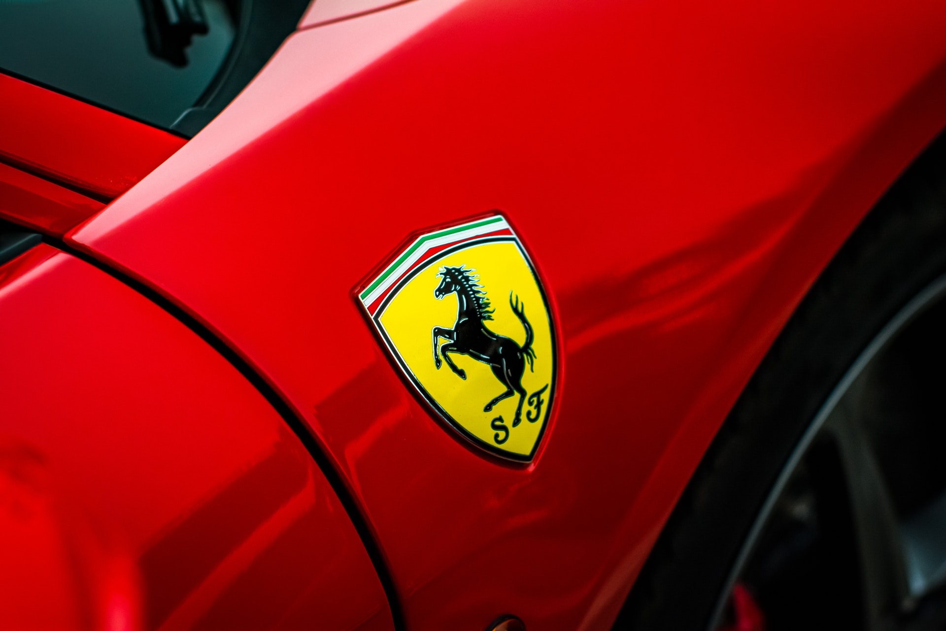 Logo Ferrari trên thân xe cực ngầu