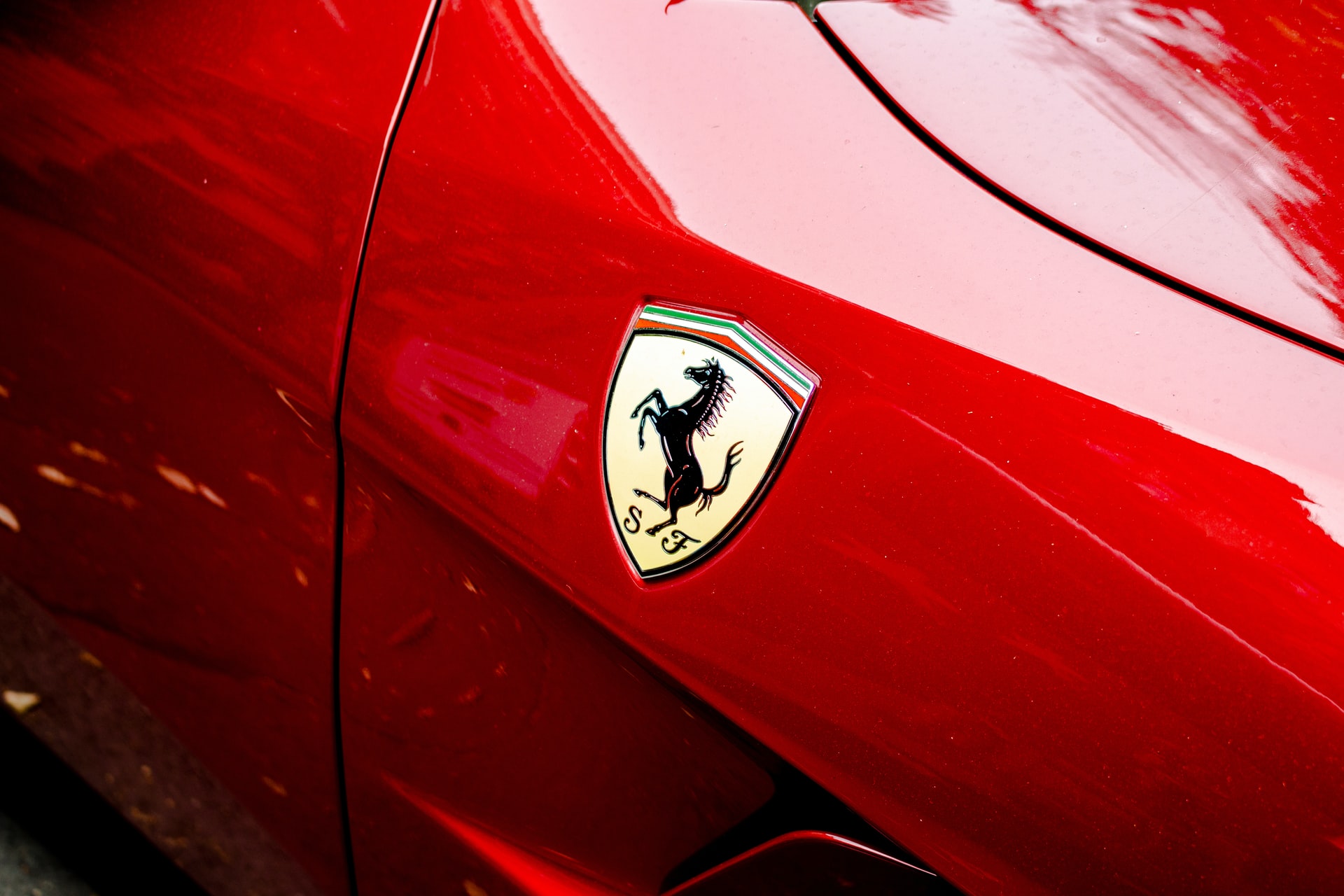 Logo Ferrari trên thân xe