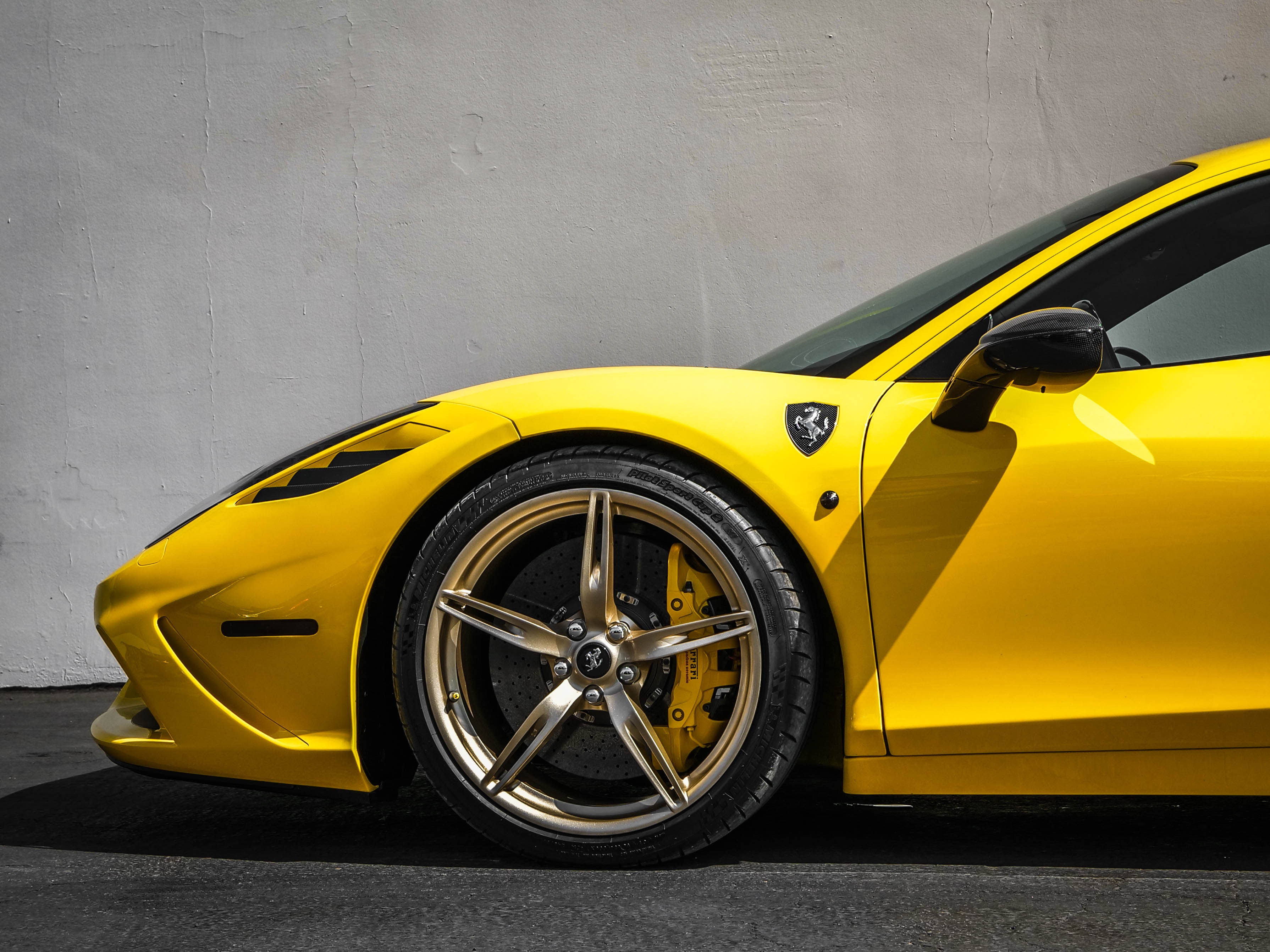 Mũi xe Ferrari màu vàng