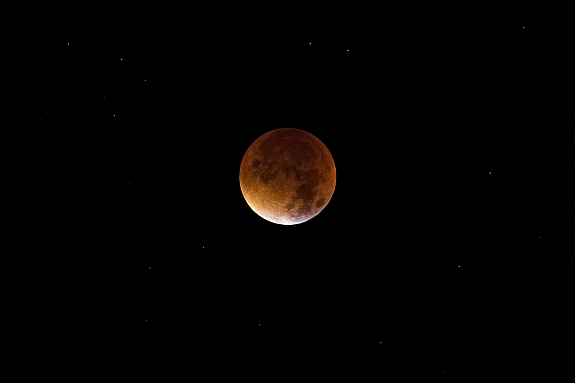Hình ảnh mặt trăng máu tròn