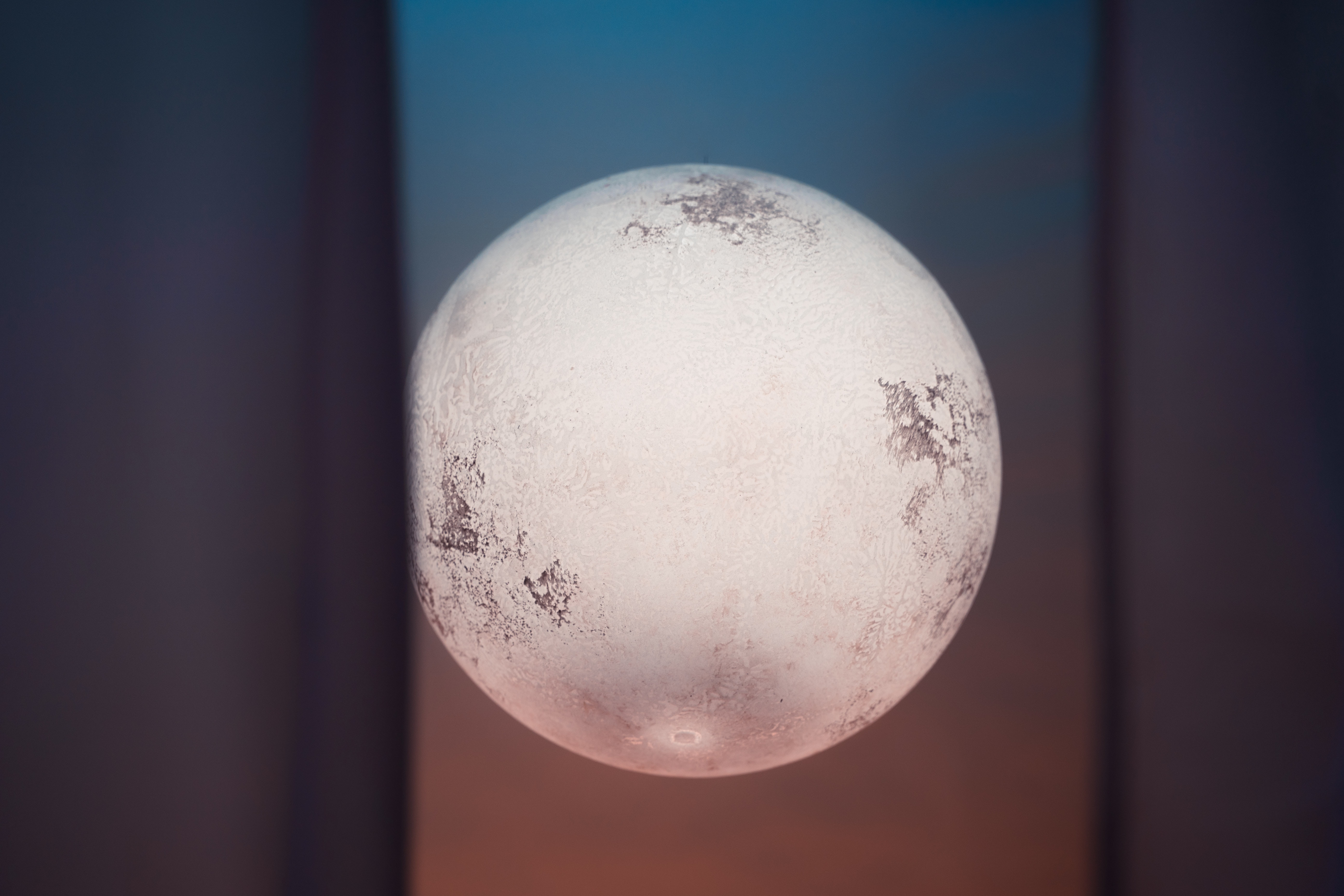 Hình ảnh trăng tròn ngoài cửa sổ