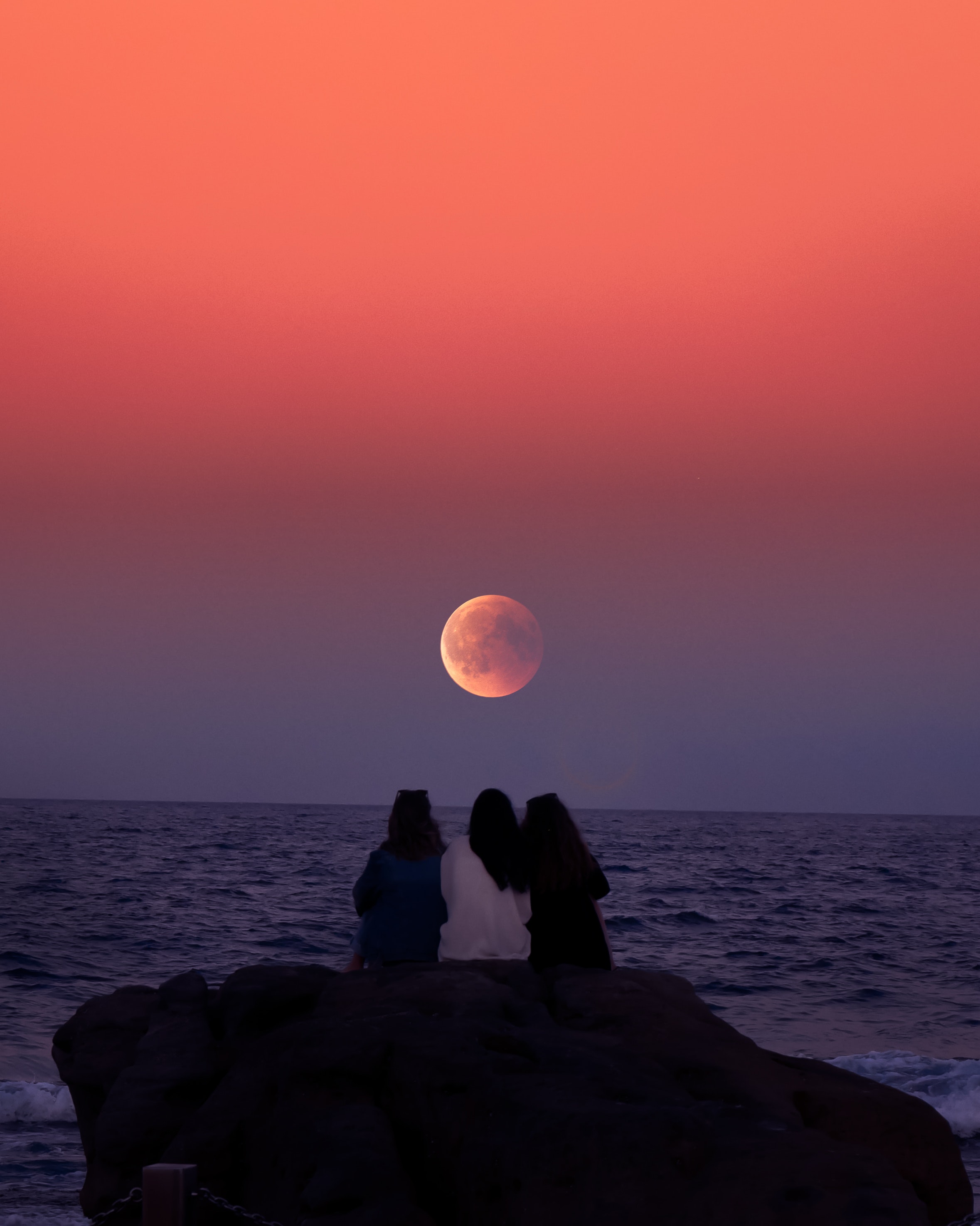 Hình ảnh trăng tròn trên bờ biển
