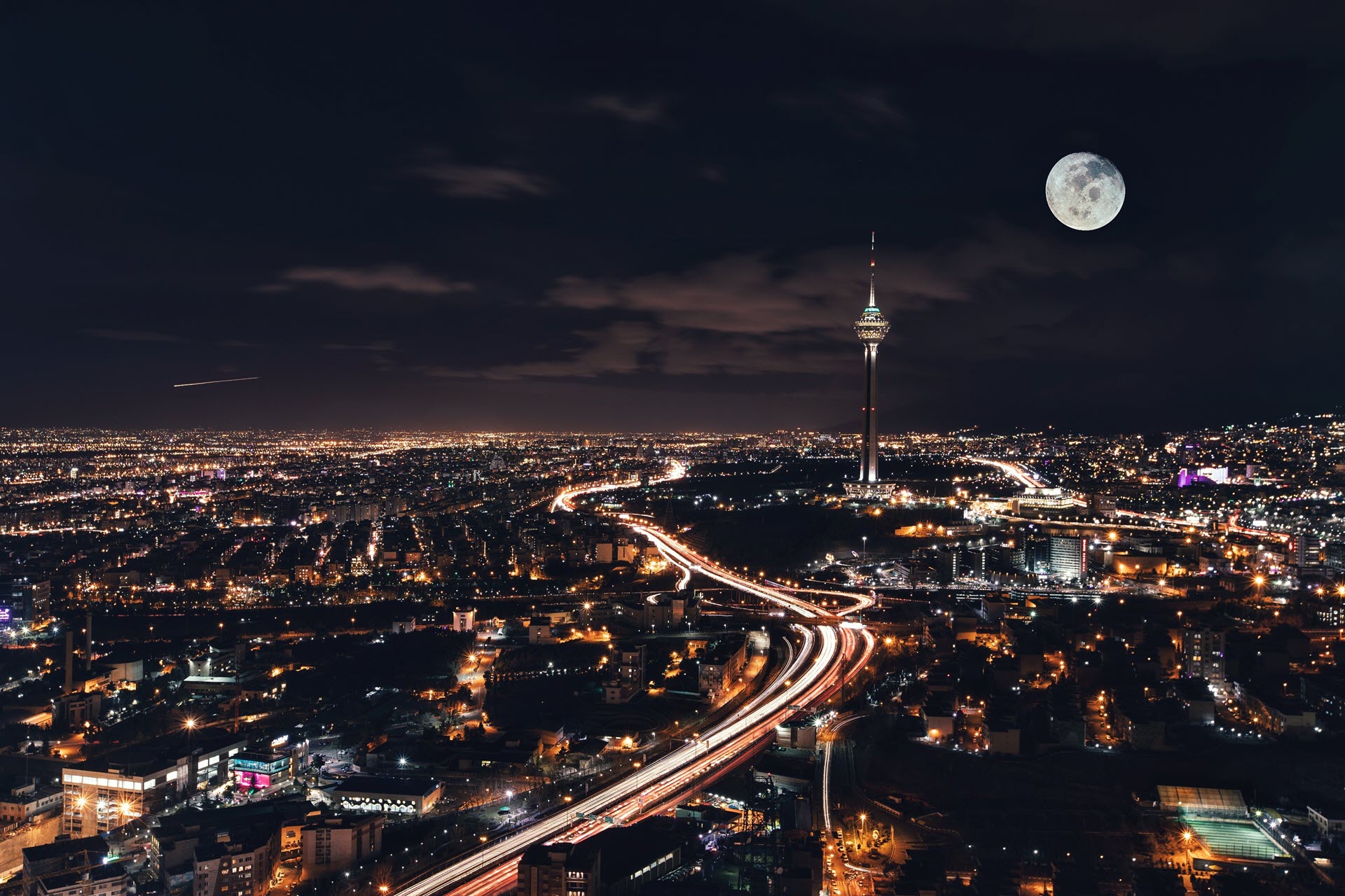 Hình ảnh trăng tròn trên thành phố
