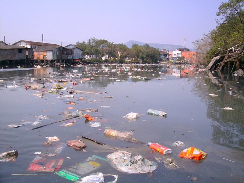 Hình môi trường nước bị ô nhiễm nặng